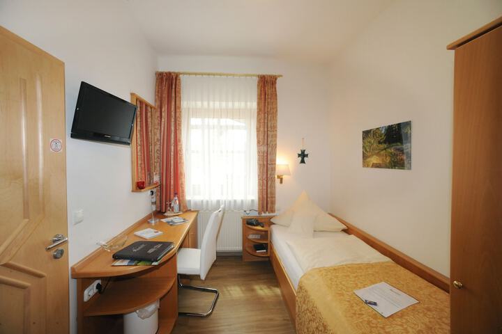 Room 5 of 95