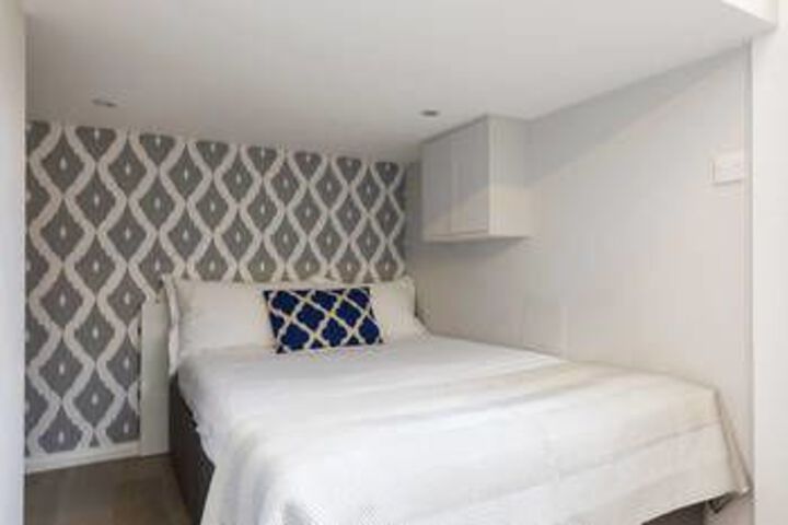 Room 6 of 14
