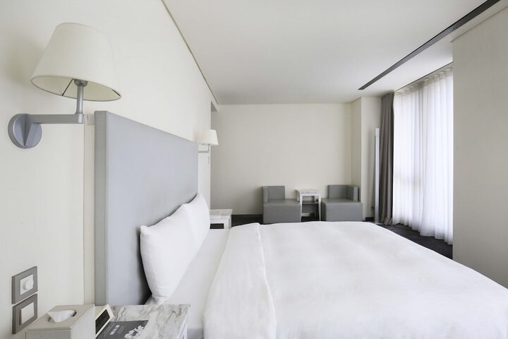 Room 14 of 80