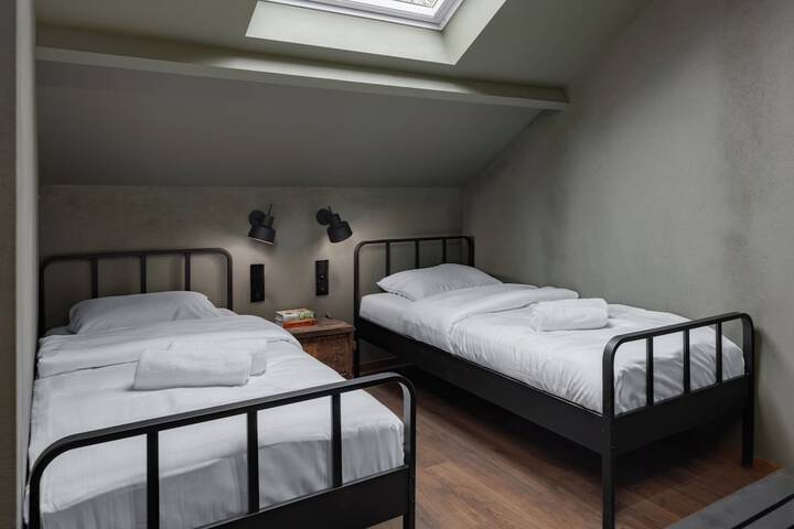 Room 9 of 27