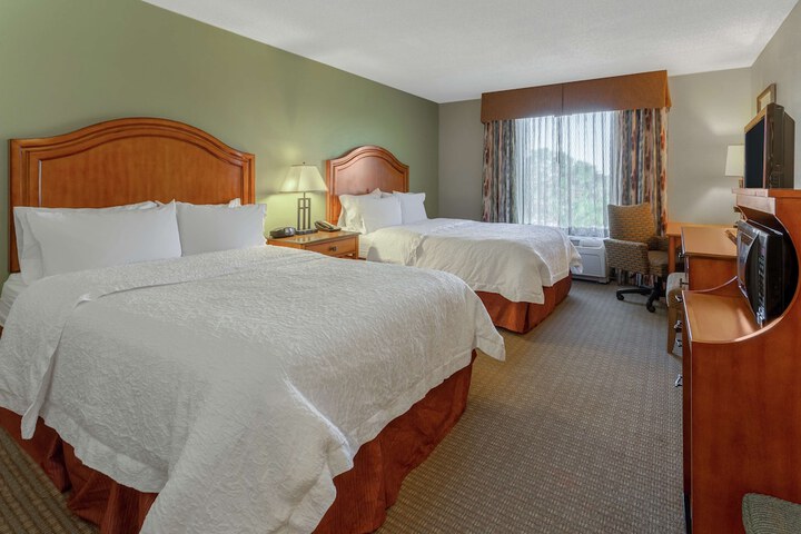 2 Queen Beds Mobility Hearing Accessible Tub (4 of 9)