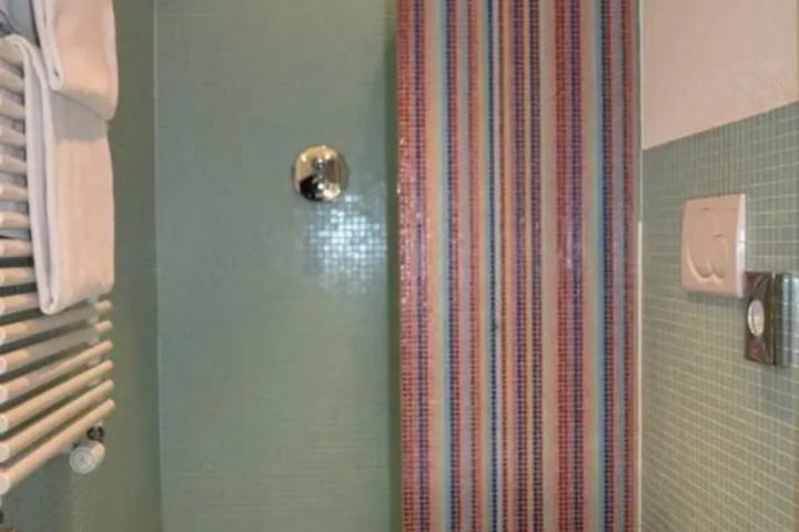 Room 9 of 12