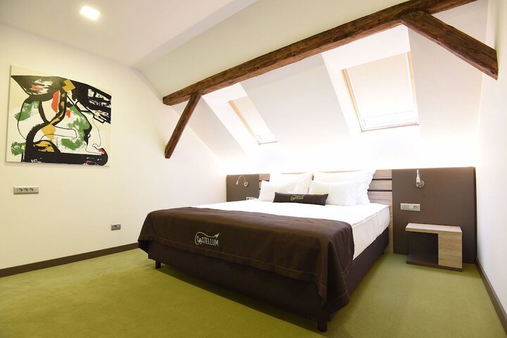 Room 10 of 36
