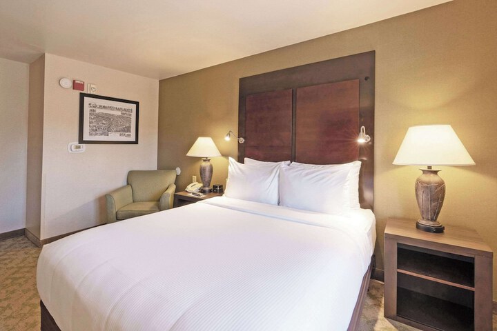 1 Queen Bed Accessible (15 of 15)