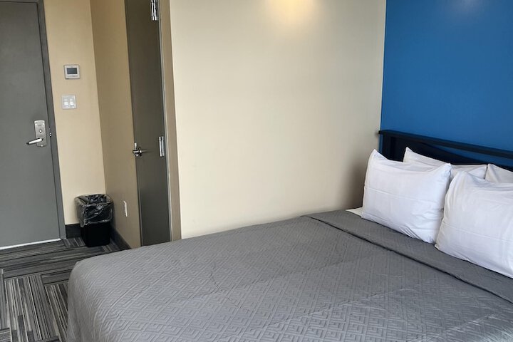 Room 4 of 12