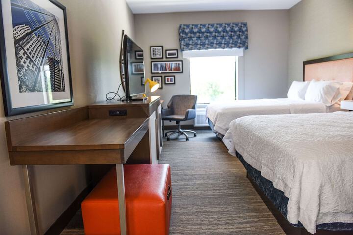 2 Queen Beds Hearing Accessible (1 of 8)