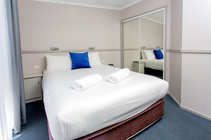 Room 2 of 65