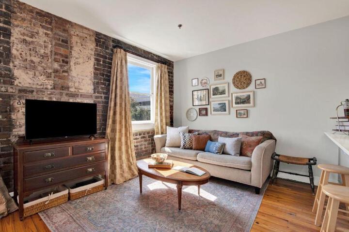 Image of Above Broughton St. 3002