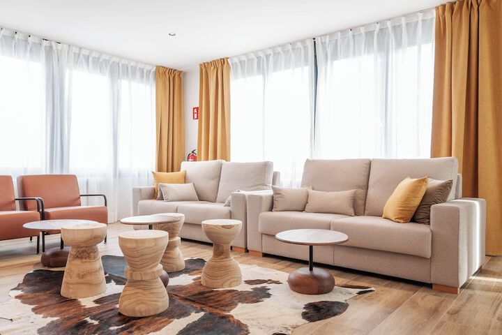 Lounge 45 of 81
