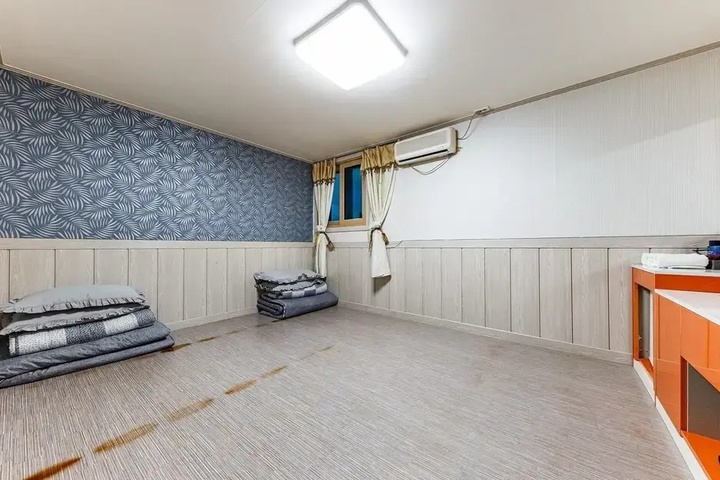 Room 8 of 11