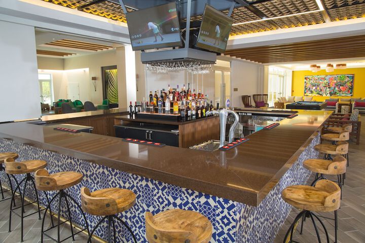 Lounge 52 of 66