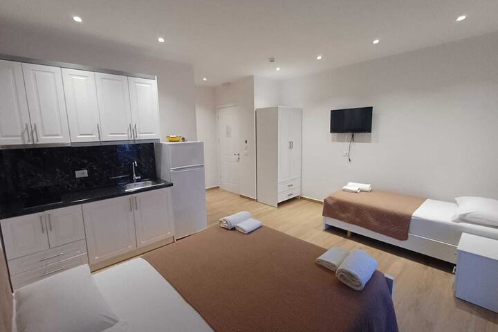 Room 32 of 65