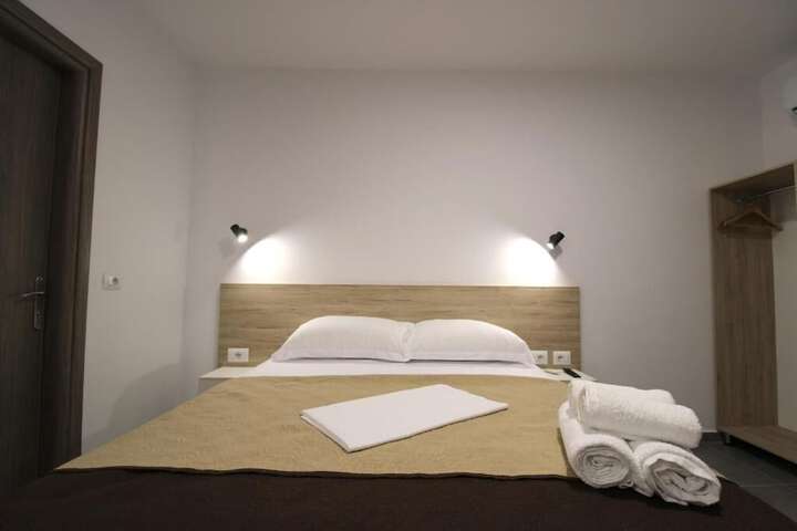 Room 5 of 86