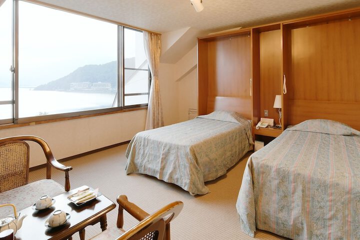 Room 4 of 83