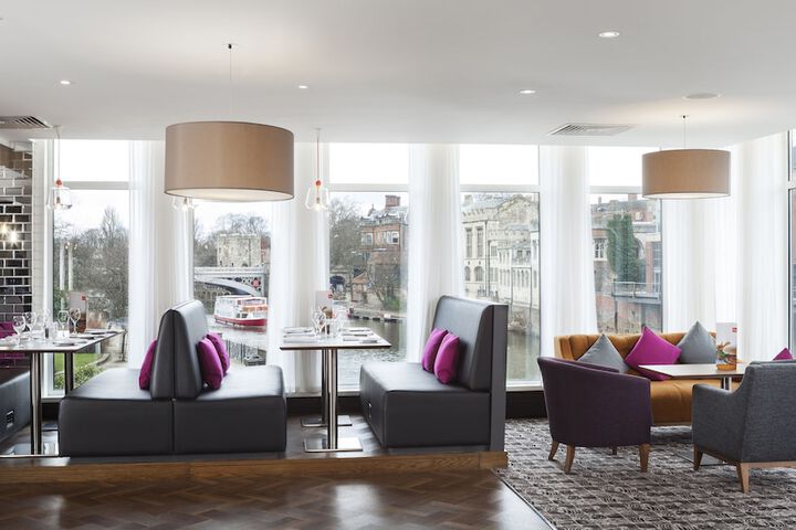 Lounge 105 of 137