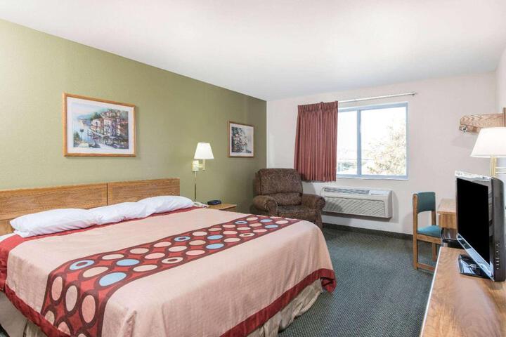 1 King Bed (6 of 10)
