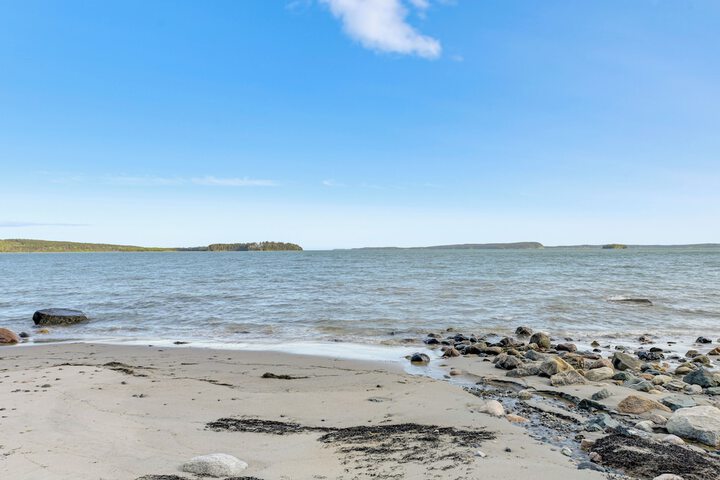 Waterfront Roque Bluffs Hideaway w / Private Beach