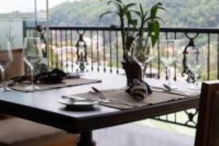Dining 11 of 12