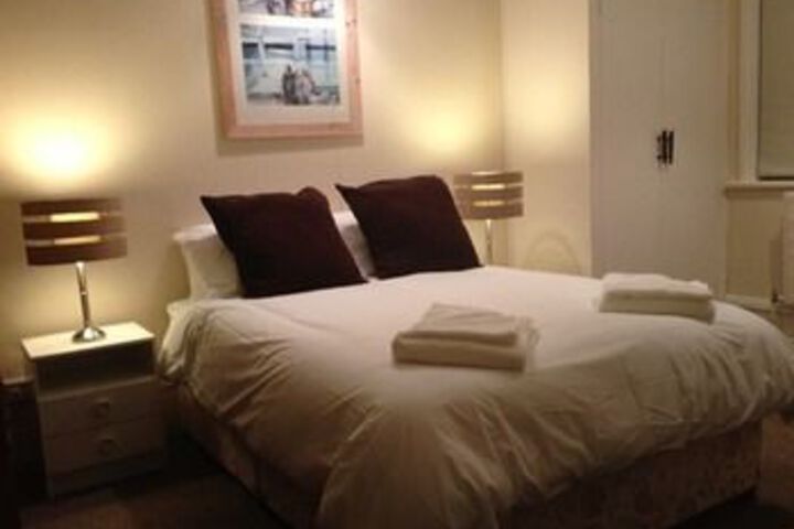 Room 10 of 16