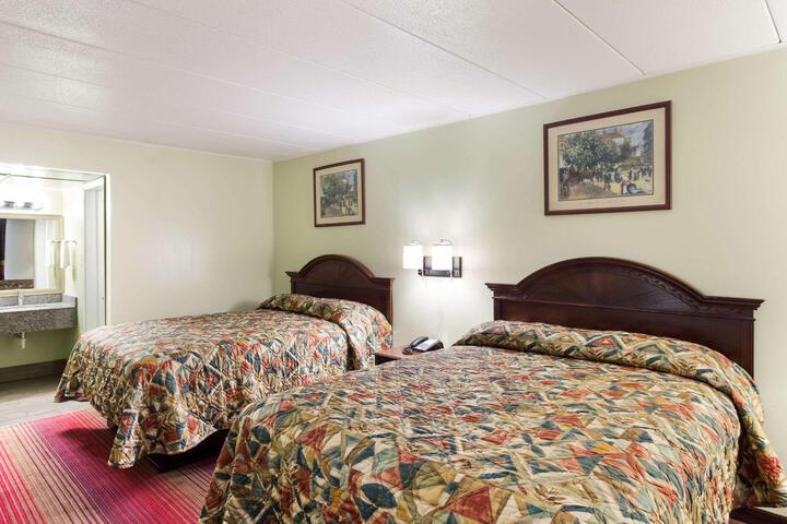 1 Queen Bed (7 of 10)