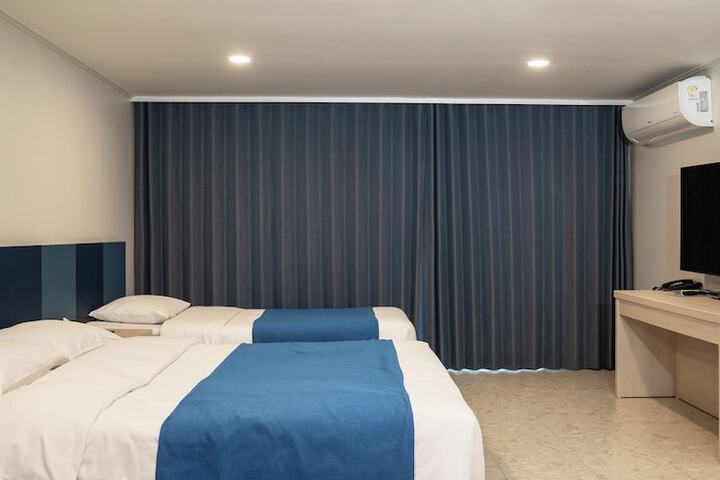 Room 13 of 120
