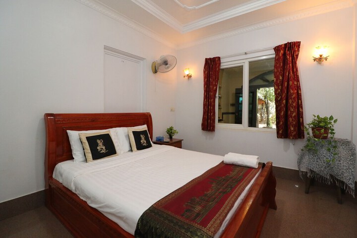 Room 5 of 12