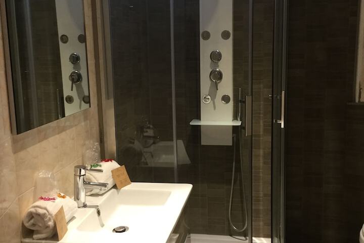Room 8 of 11
