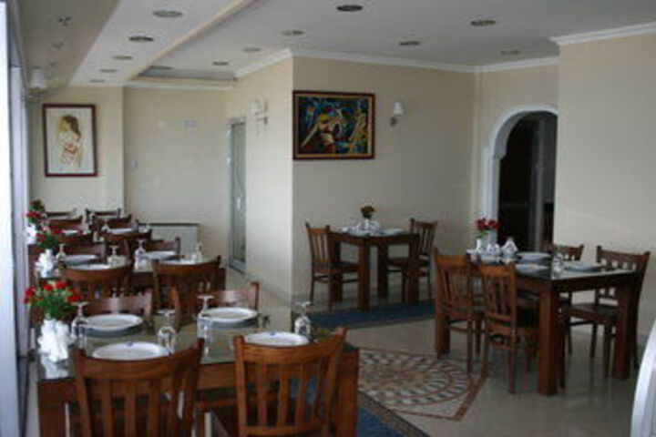 Dining 12 of 15
