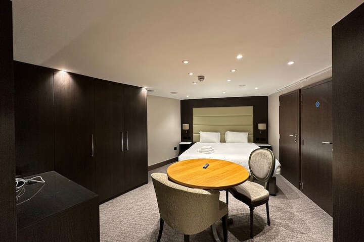 Room 34 of 100