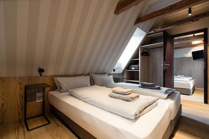 Room 5 of 76