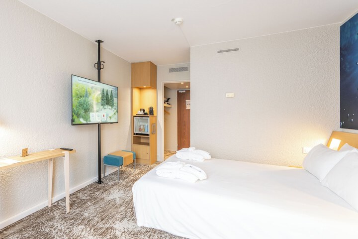 Room 6 of 125