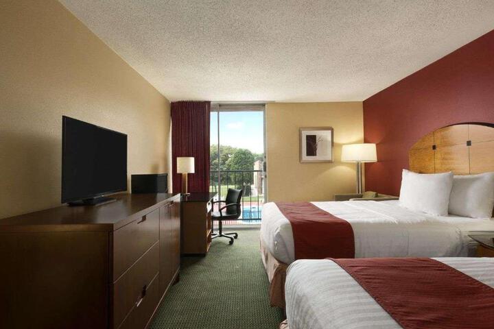 2 Queen Beds (5 of 7)