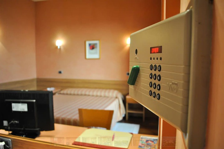 Room 9 of 35