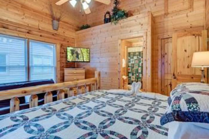 Creekside Getaway 8 Bedroom Home with Hot Tub