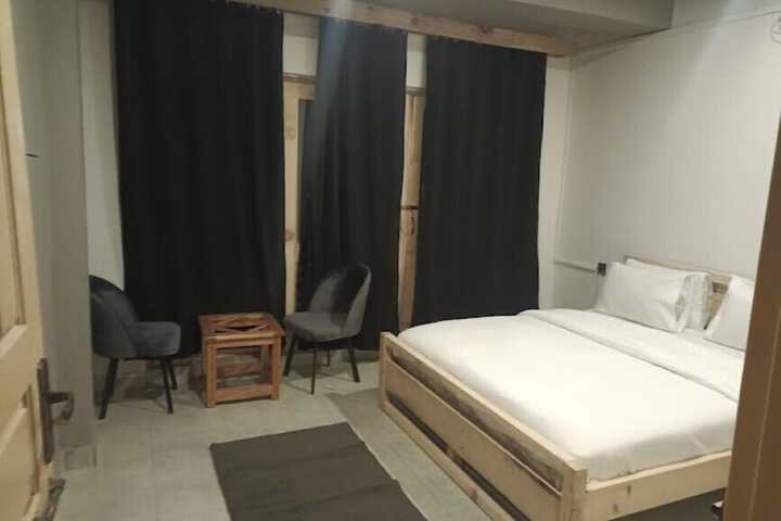 Room 4 of 15