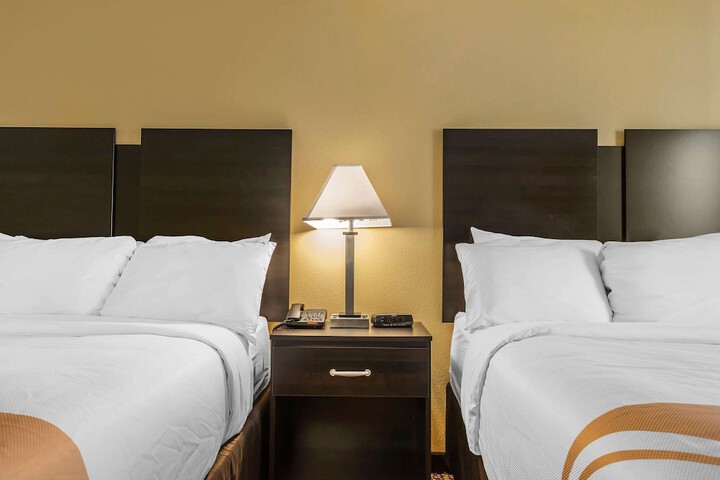 1 Queen Bed (5 of 17)