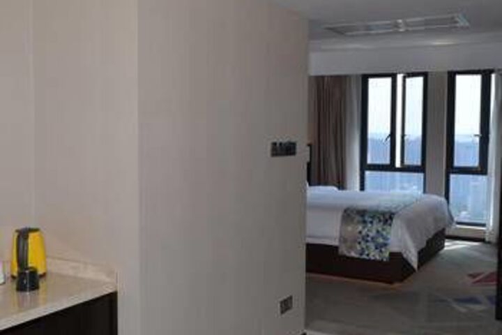 Room 8 of 9