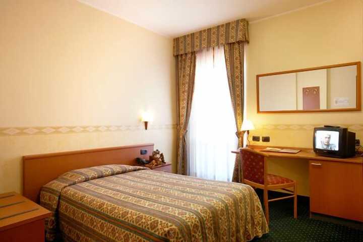 Room 10 of 21