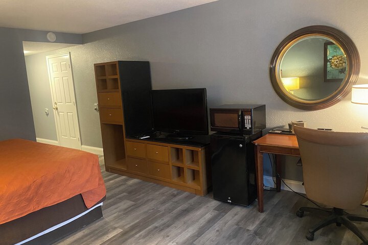Deluxe King Bed (6 of 9)