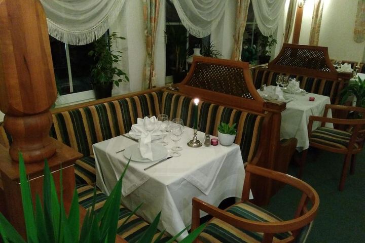 Dining 32 of 57