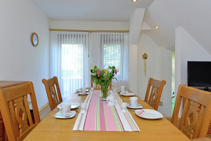 Dining 16 of 40