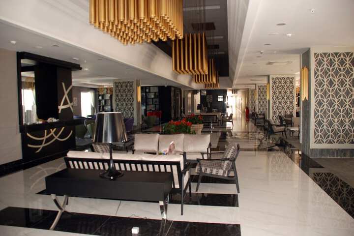 Lounge 45 of 54
