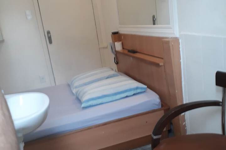 Room 5 of 16