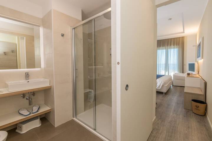Room 70 of 136