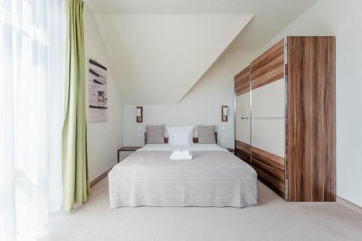 Room 1 of 6