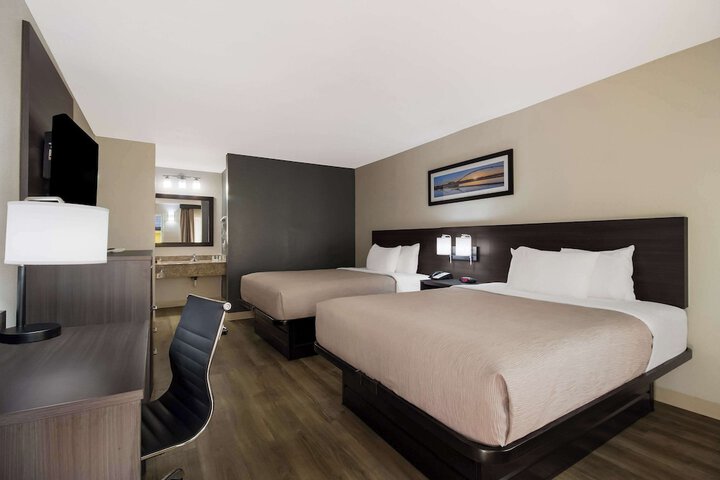 2 Double Beds (6 of 10)