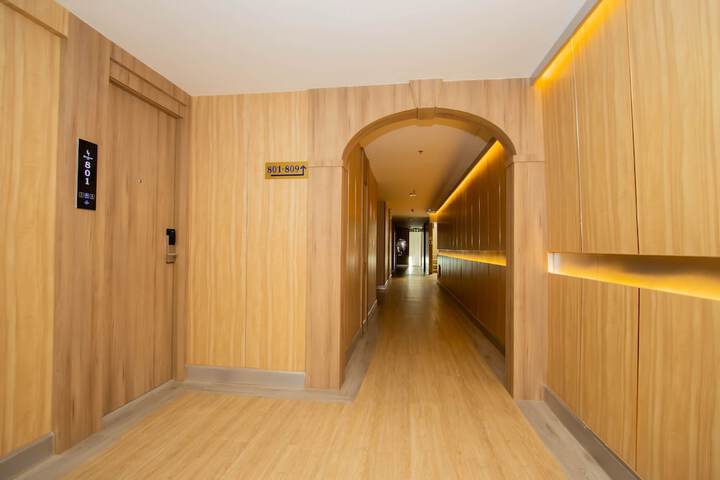 Ballroom/Hall 91 of 99