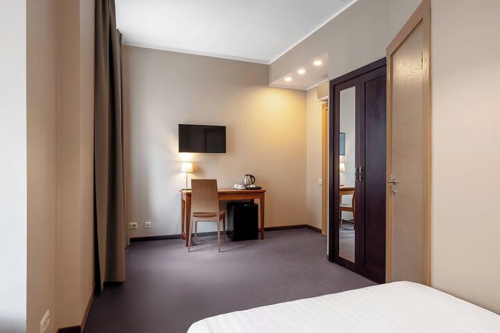 Room 5 of 42