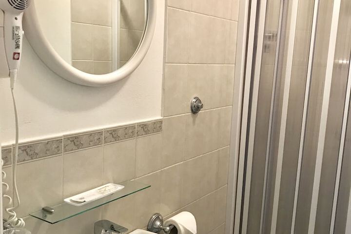 Room 13 of 32
