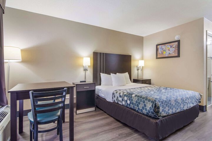 1 Queen Bed (1 of 15)